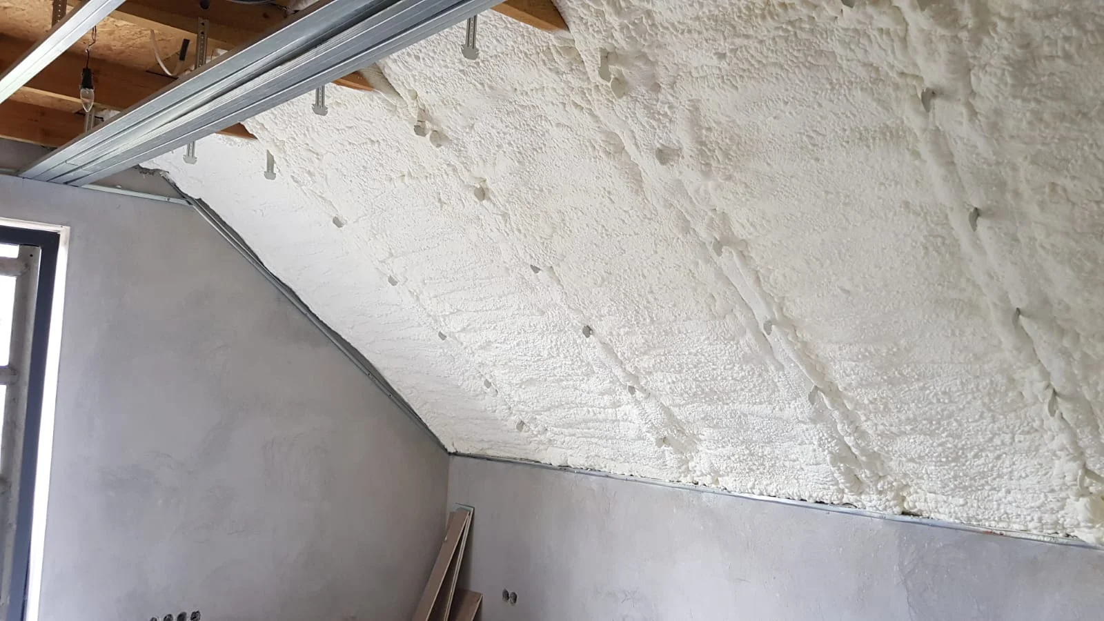 Praca przy izolacji ekologicznej